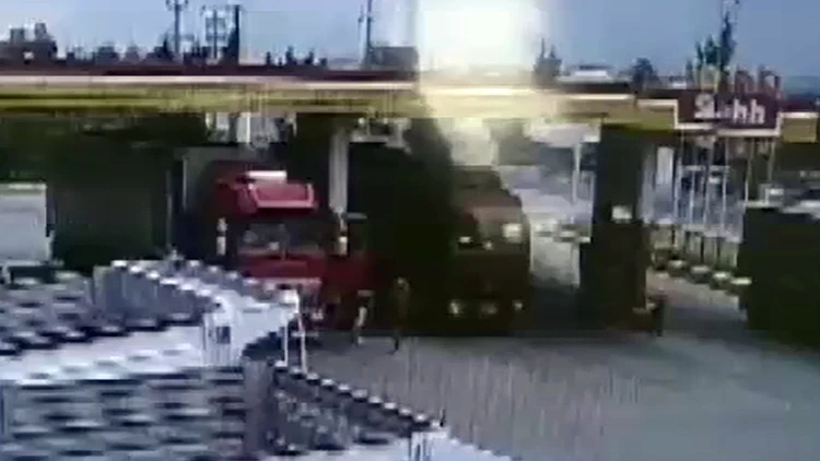 Mersin'de iki TIR'ın çarpıştığı kazada can kaybı 2'ye yükseldi