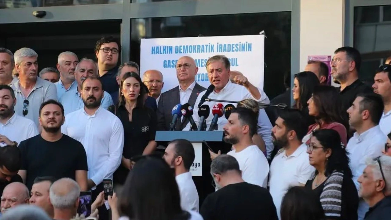 Murat Emir'den Çankaya Belediyesi önünde protesto: O sandığı getirmek boynumuzun borcu