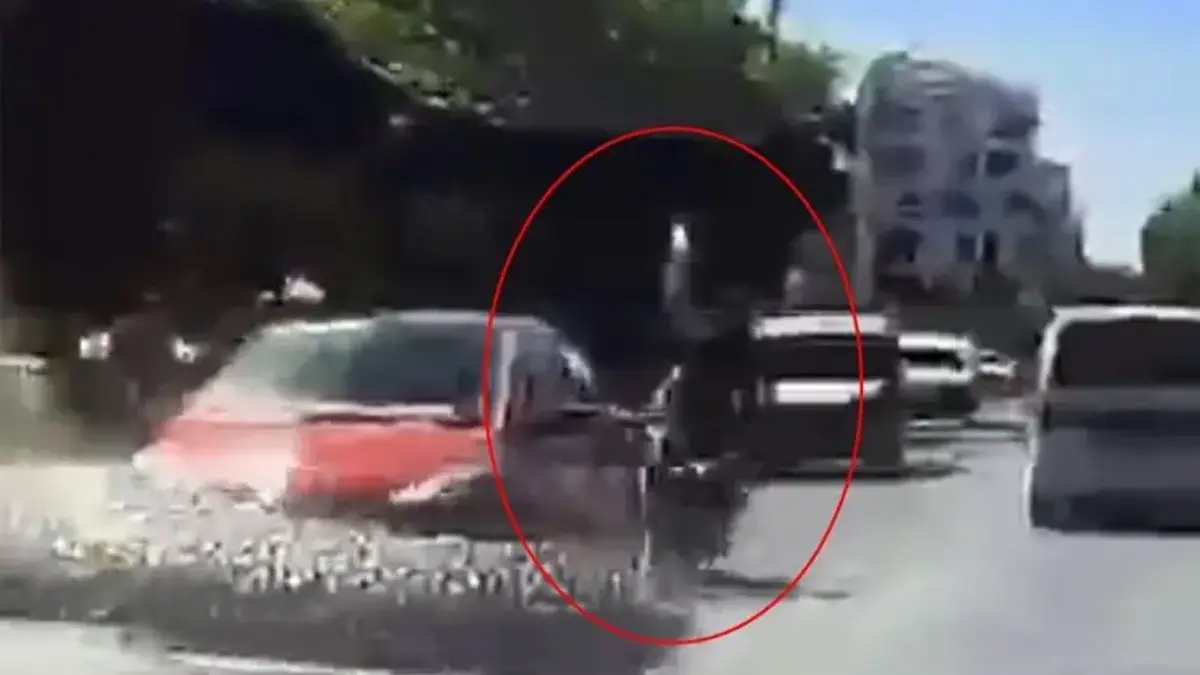 İki şeridin arasına girdi, iki araca çarptı