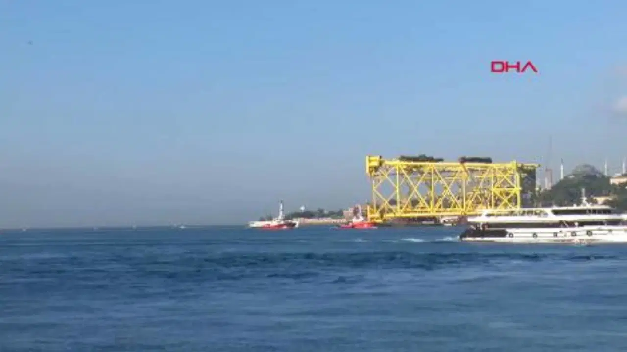 350 metrelik dev platform İstanbul Boğazı'nda: Gemi trafiği durduruldu