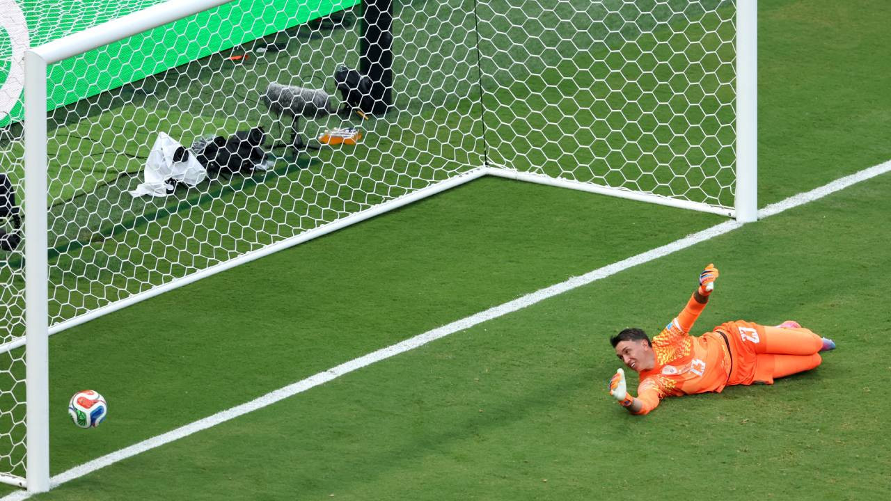 Muslera, ikinci yarı maça çıkmadı: Hatalı yediği gol sonrası Uruguay elendi
