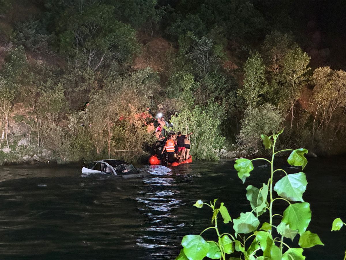 Tunceli'de uçuruma düşen otomobilde 2 yaralı