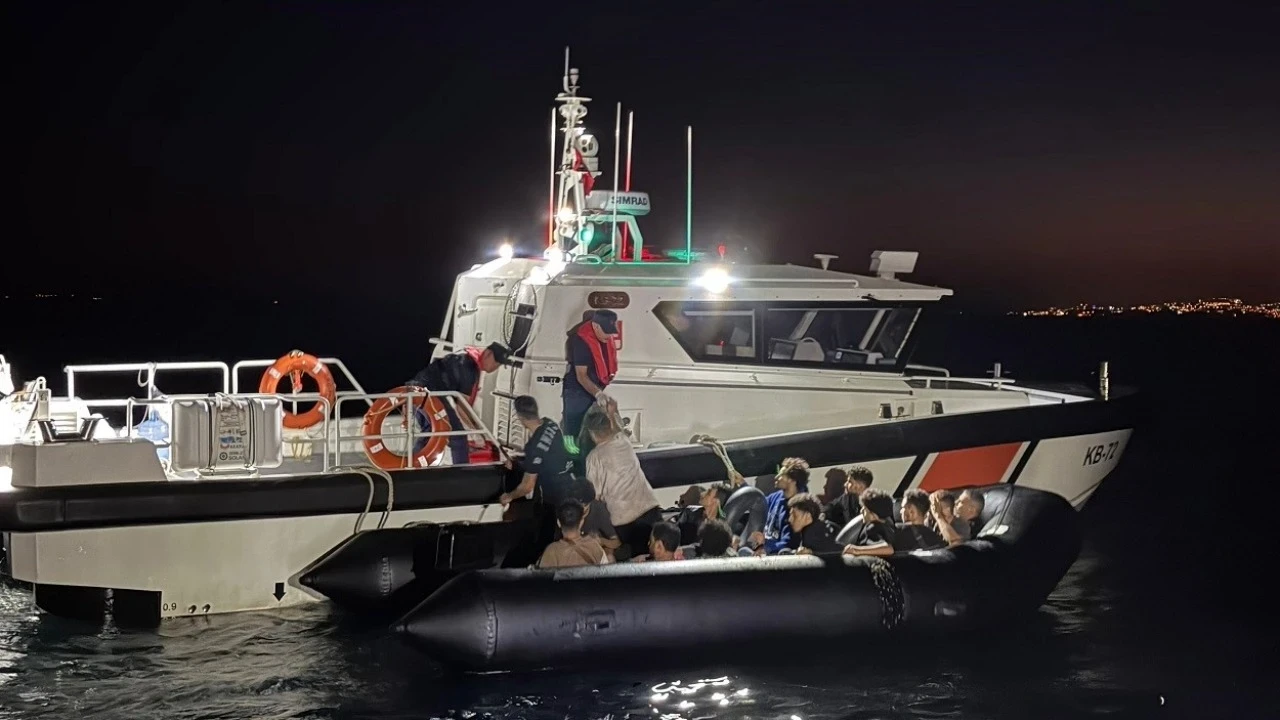 Kuşadası açıklarında lastik bota operasyon: 15 düzensiz göçmen yakalandı