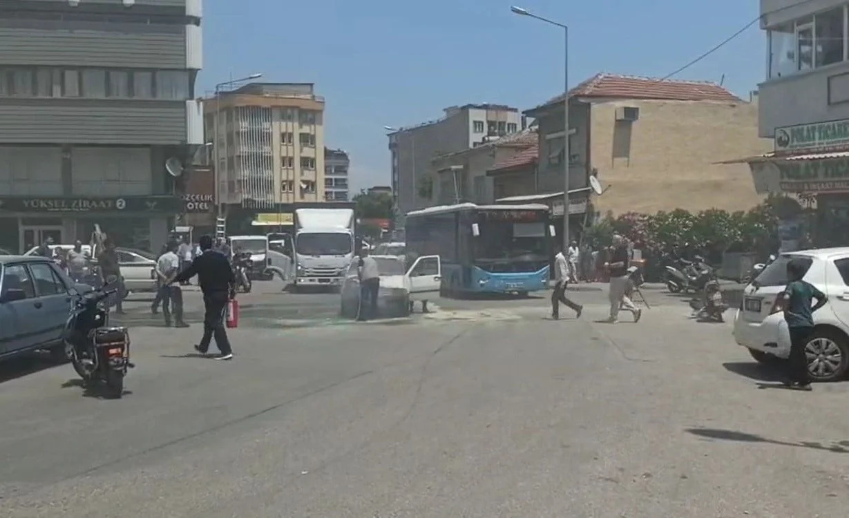 Seyir halindeki otomobil alev alev yandı! Vatandaşlar ve itfaiye ekipleri seferber oldu!
