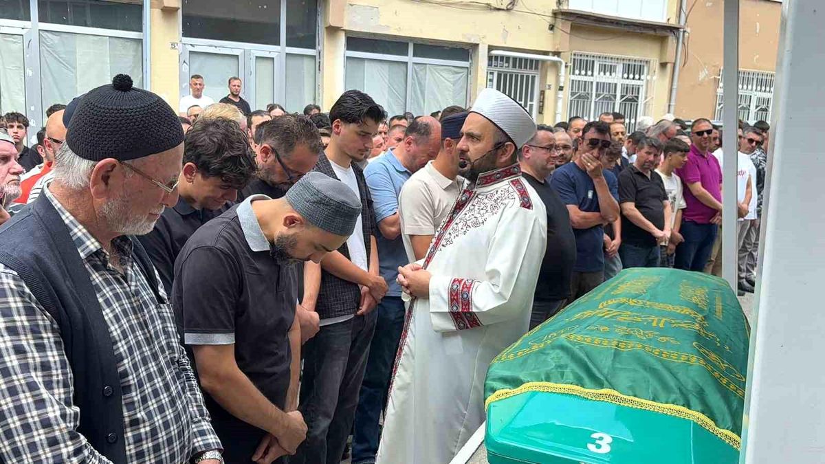 Alanya'daki otel yangınında ölen stajyer öğrenci Kütahya'da son yolculuğuna uğurlandı