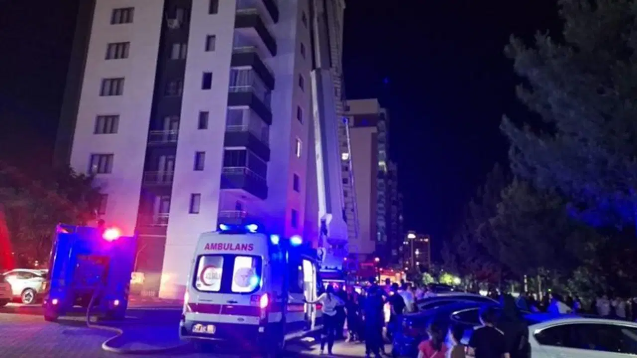 Apartmanın havalandırma boşluğunda korkutan yangın