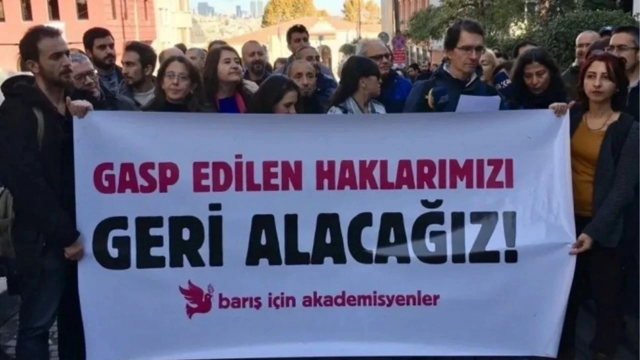 İki Barış Akademisyeni görevine iade edildi