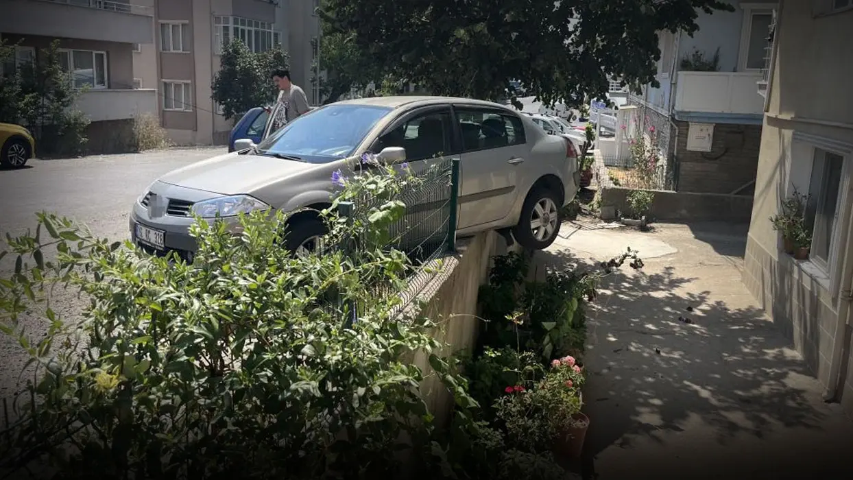 Dikkatsizlik zarar getirdi: El frenini çekmeyi unutan şahsın arabası bahçe duvarına takıldı