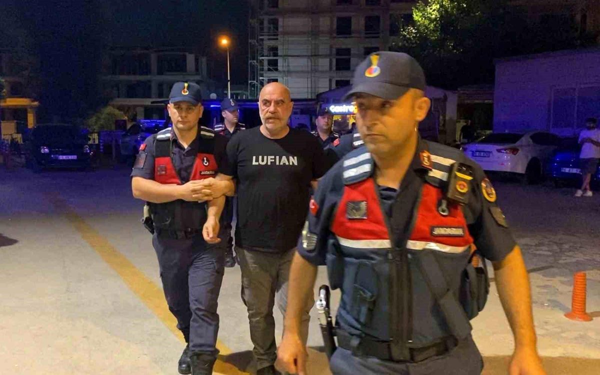 Uyuşturucudan gözaltına alınan Ezel Akay'ın kenevir tarlasına çevirdiği evinden şok görüntüler