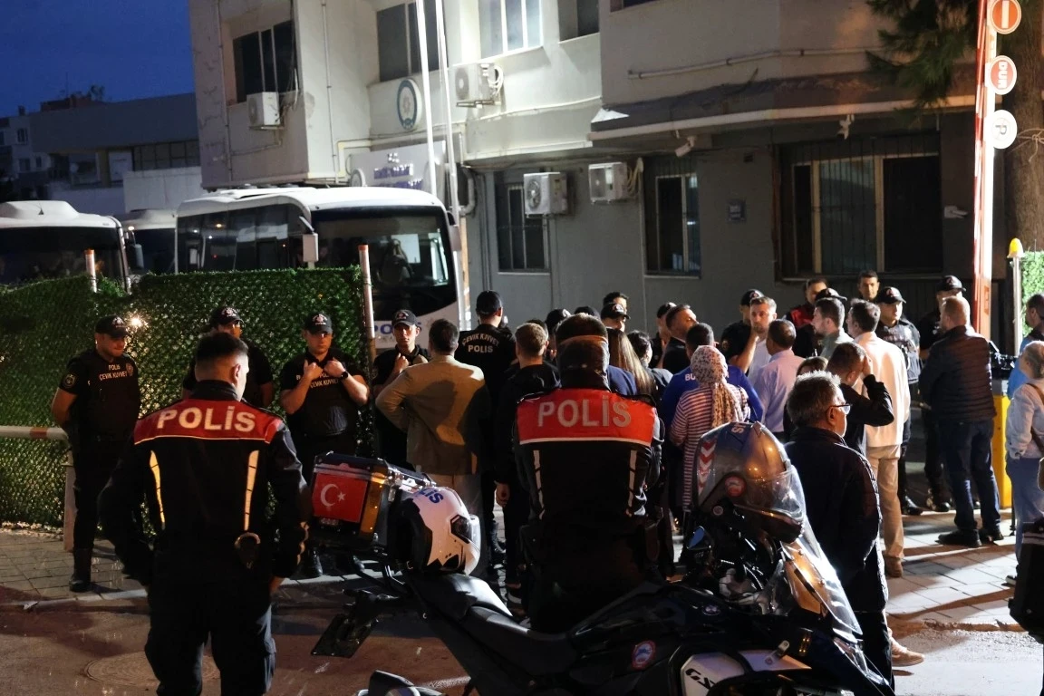 İzmir'de Buca Belediyesi'ne yönelik ‘yolsuzluk’ operasyonunda şüpheliler adliyede