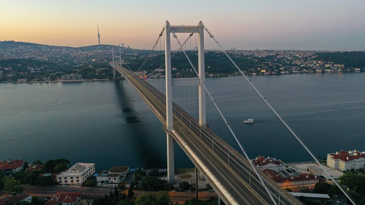 15 Temmuz Şehitler Köprüsü çift yönlü trafiğe kapatıldı