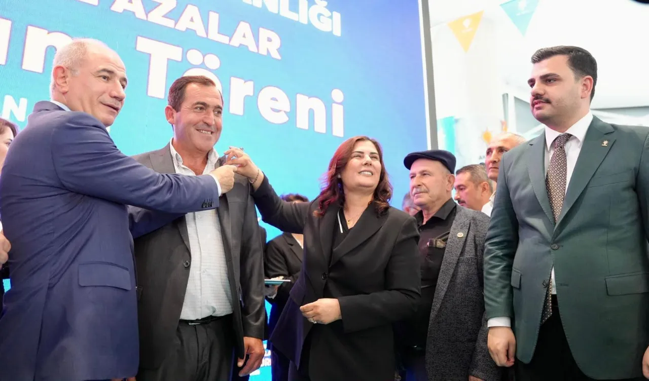 Aydın'da dikkat çeken tören! 1010 muhtar ve aza AK Parti rozeti taktı