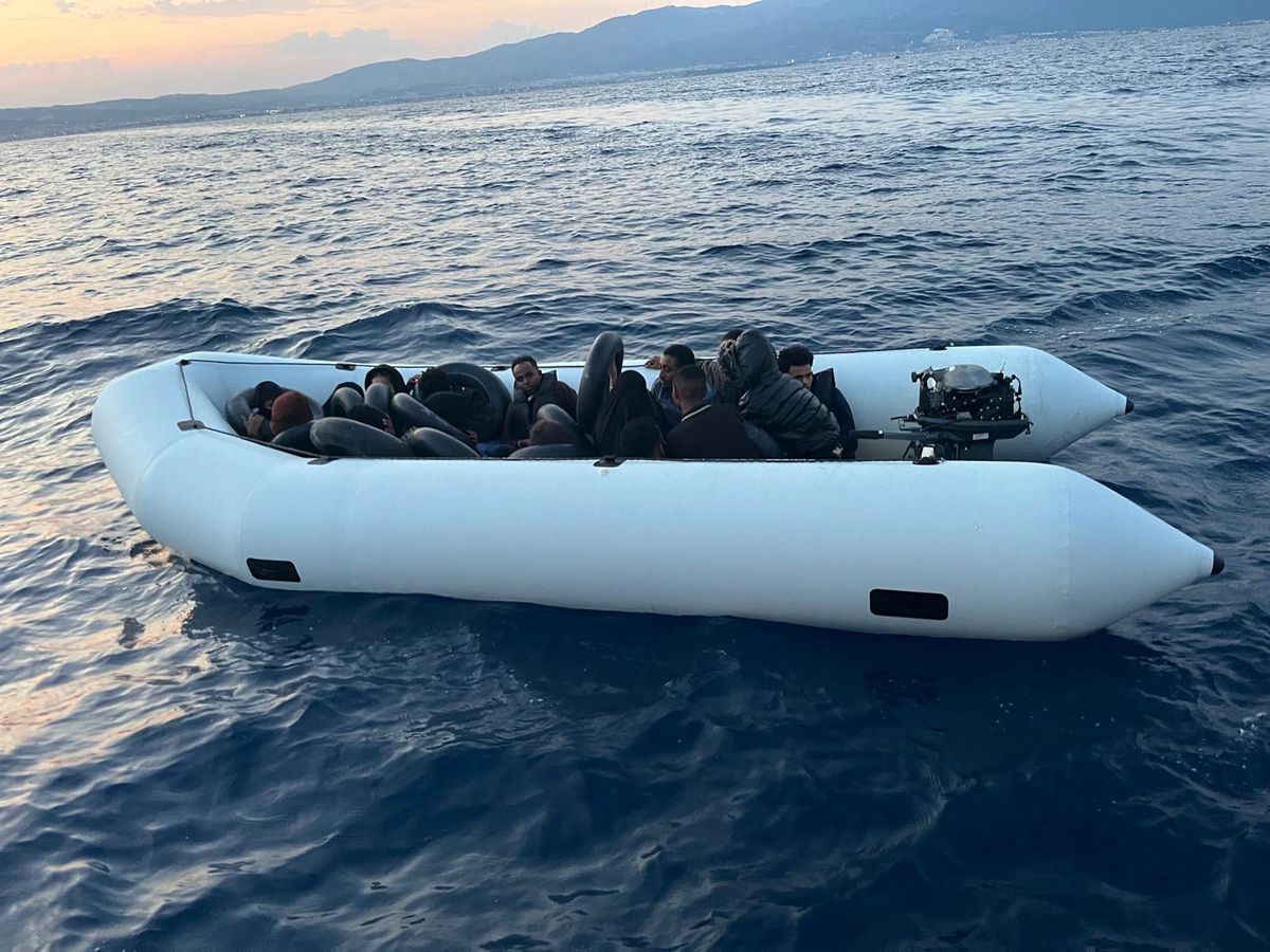 Kuşadası açıklarında motor arızalı bottaki 18 kaçak göçmen kurtarıldı