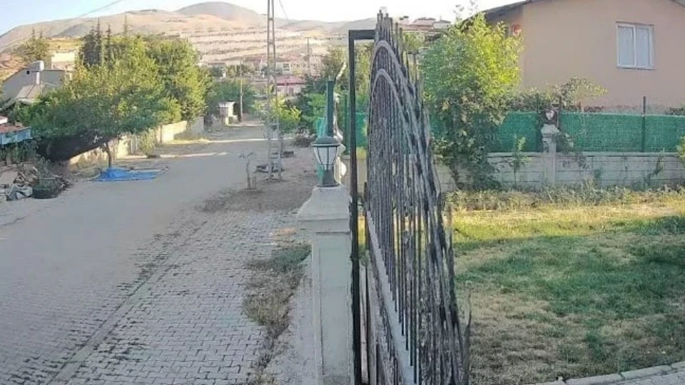 Malatya'da 5 büyüklüğünde deprem: Battalgazi'de deprem anı böyle kaydedildi