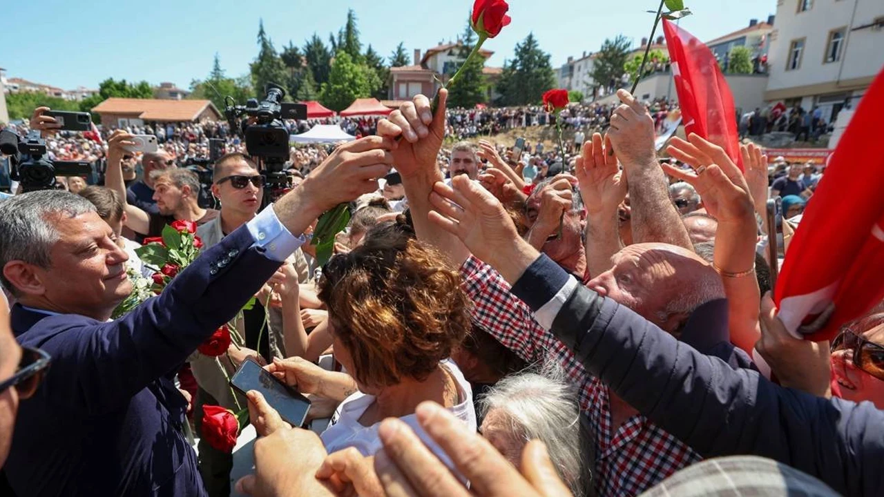 Özgür Özel Çorum'dan Seslendi: 'Baş Eğmeyeceğim, Biz Kazanacağız'