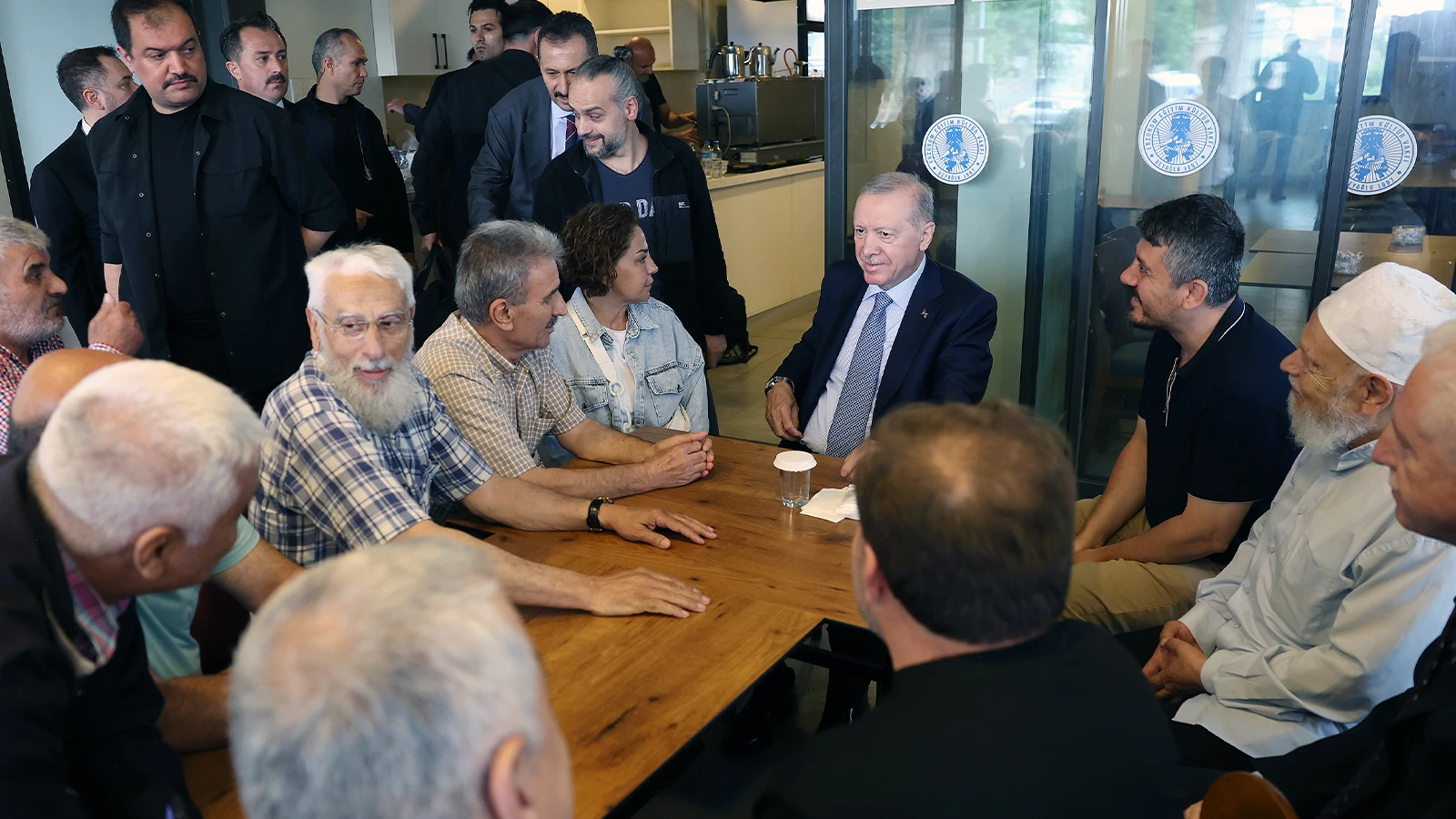 Cumhurbaşkanı Erdoğan Erzurum Vakfı'nın Beyoğlu'ndaki lokalini ziyaret etti
