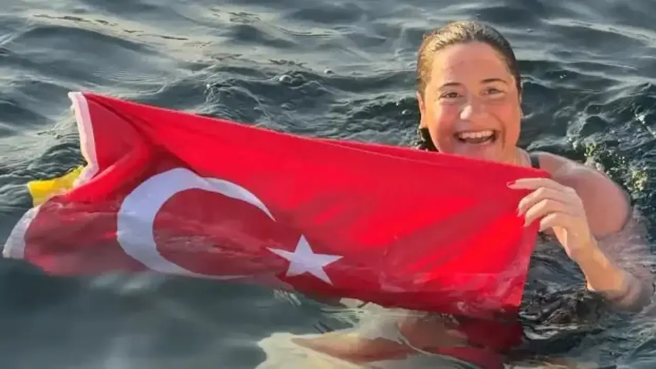 13 saat 50 dakika durmadan yüzdü! Milli sporcu Aysu Türkoğlu'ndan yeni rekor