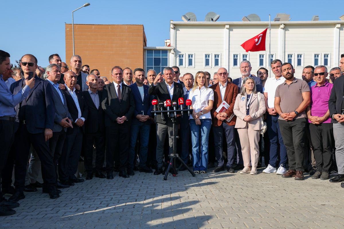 Özgür Özel: Mahkeme Başkanı, Ekrem İmamoğlu'nun savunma hakkını kısıtlayarak yargılamayı çoktan bitirdiğini itiraf etti