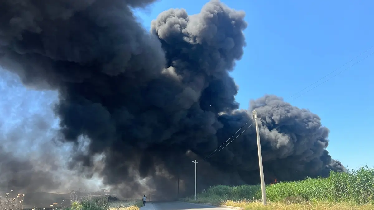 İzmir'de geri dönüşüm tesisinde yangın