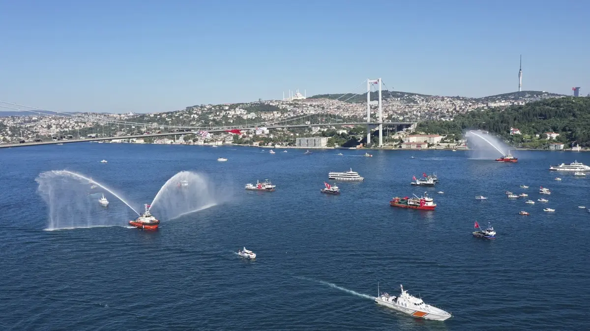Boğaz'da 253 gemiyle şehitlere vefa seferi: Kıyılar Türk bayraklarıyla donatıldı