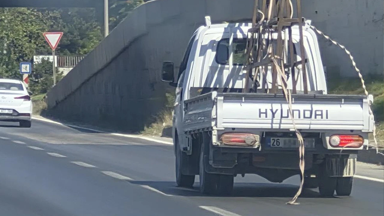 Eskişehir çevre yolunda kamyonetten sarkan ipler trafiği tehlikeye düşürdü