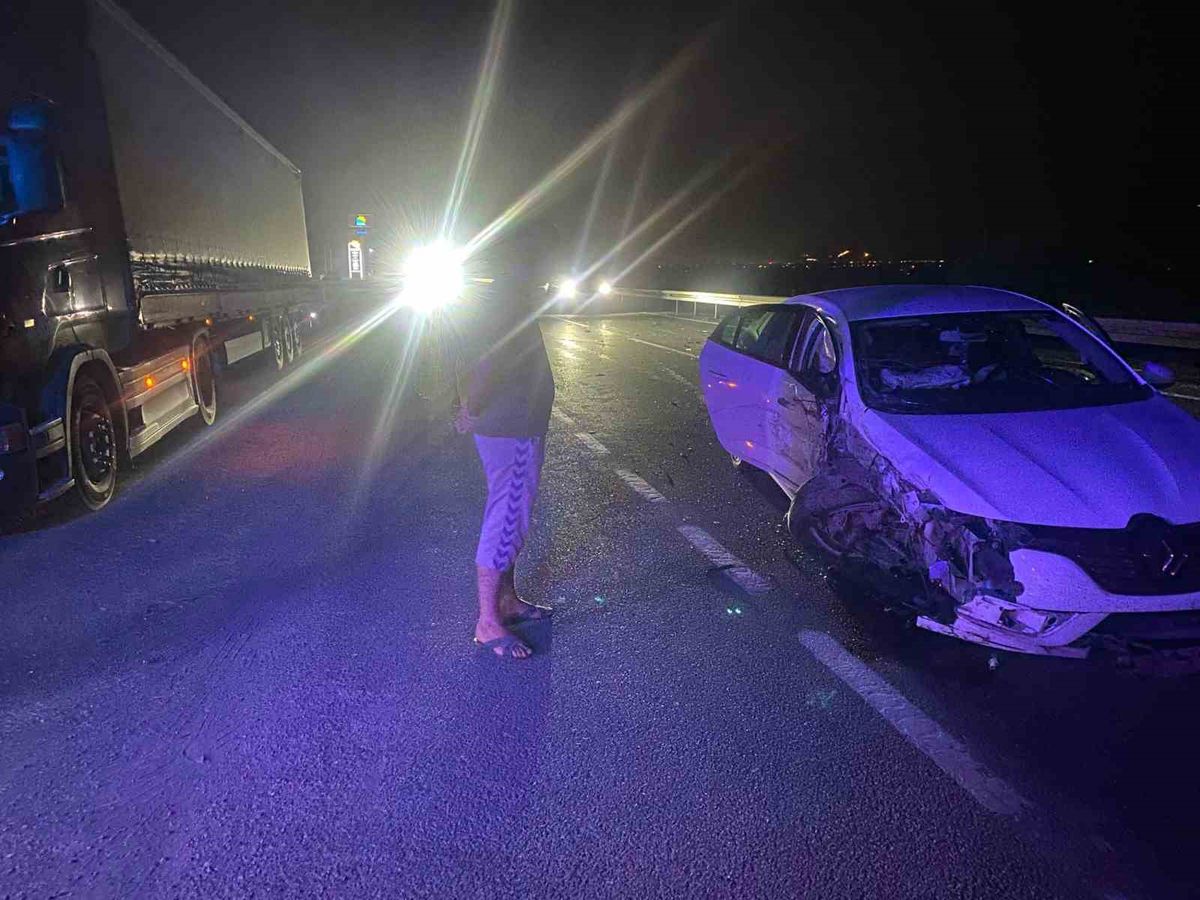 Erzincan’da tır ile otomobilin çarpıştığı kaza güvenlik kamerasına yansıdı