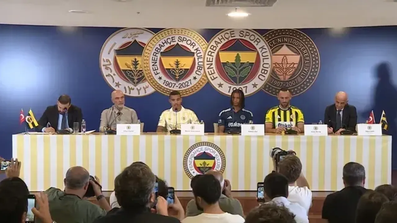 Fenerbahçe üç yıldızına da imzayı attırdı!