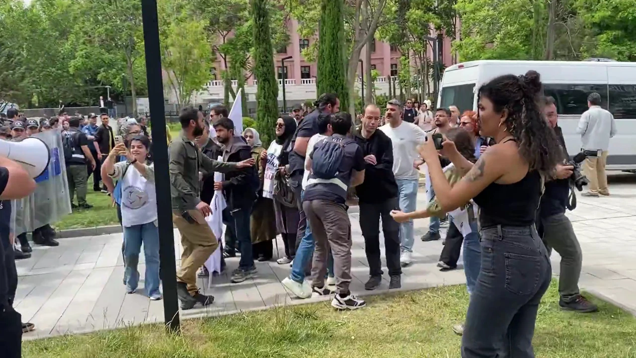 Hakkını arayan özel okul öğretmenlerine polisten sert müdahale