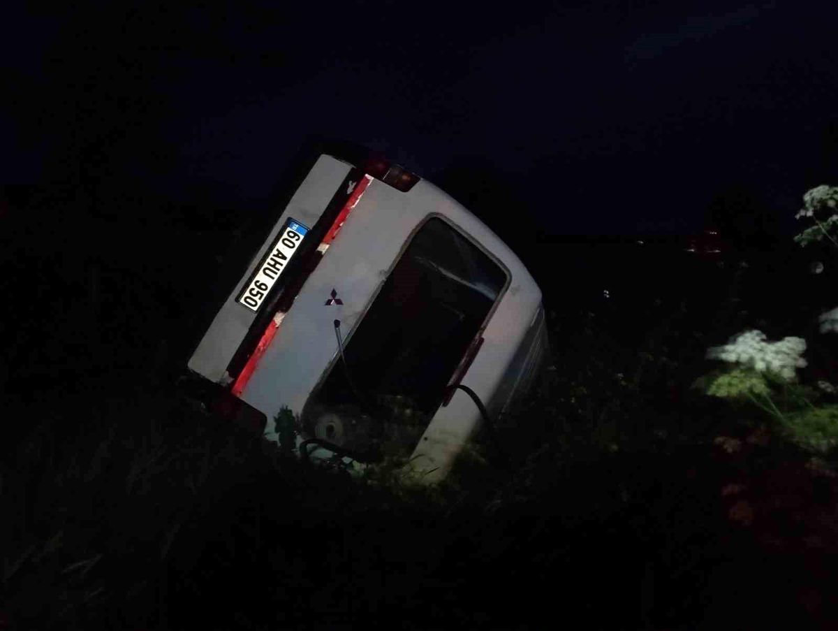 Tokat'ta minibüs takla attı: 1 yaralı