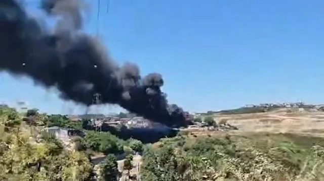 Sultangazi'de metruk yapıda çıkan ve ağaçlık alana sıçrayan yangın söndürüldü