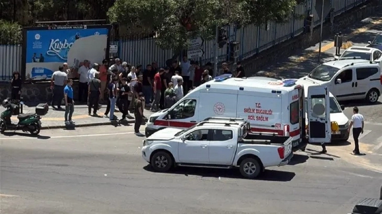 Diyarbakır'da iki araç birbirine girdi