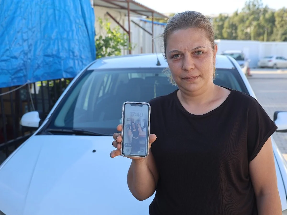 Hatay'da aracına aldığı yolcuların düşen telefonunu sahibine ulaştırmak istiyor