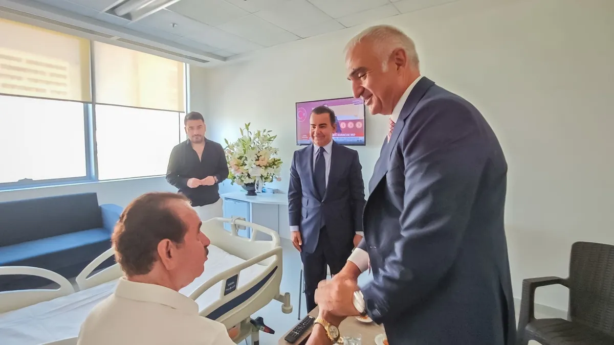 Bakan Ersoy'dan İbrahim Tatlıses'e geçmiş olsun ziyareti