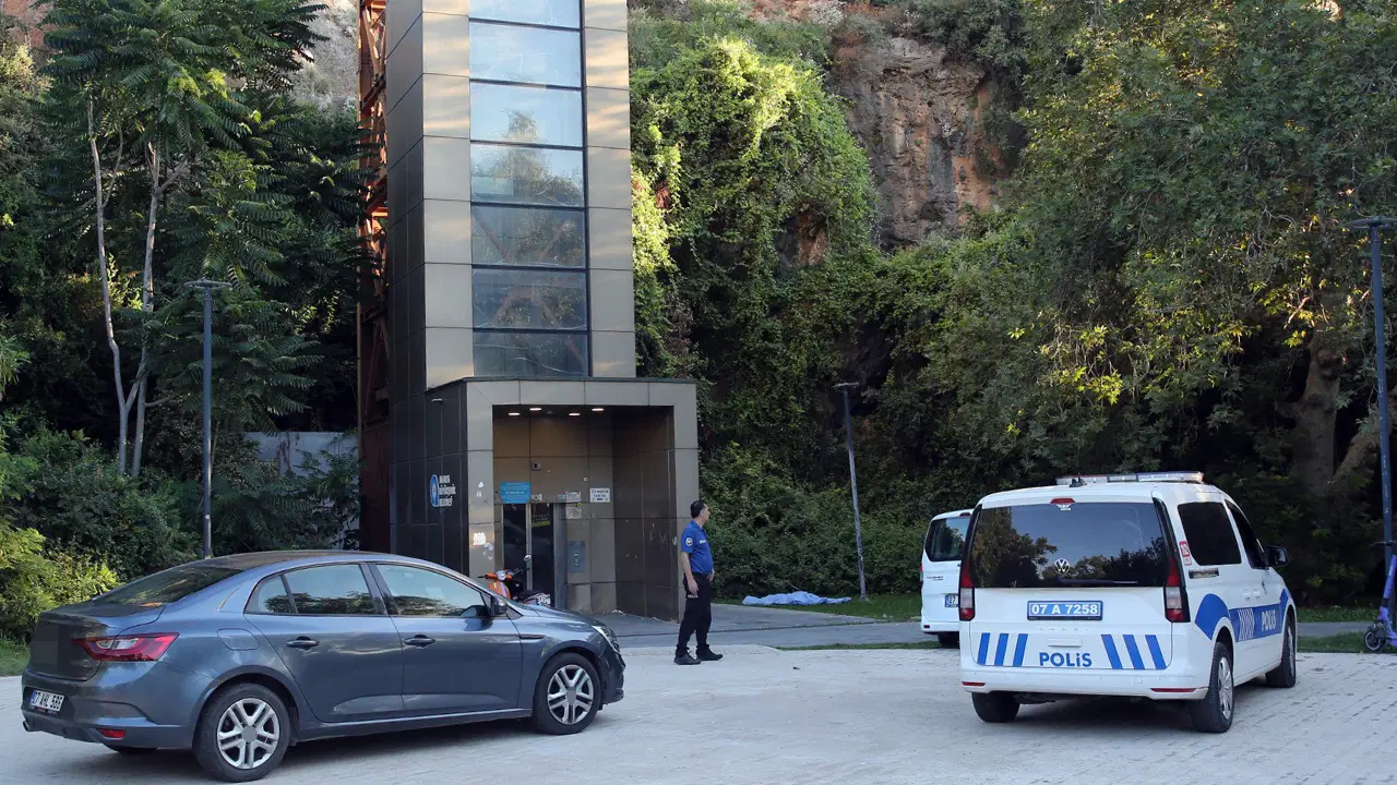 Antalya'da bir kişi panaromik asansörden düşerek hayatını kaybetti