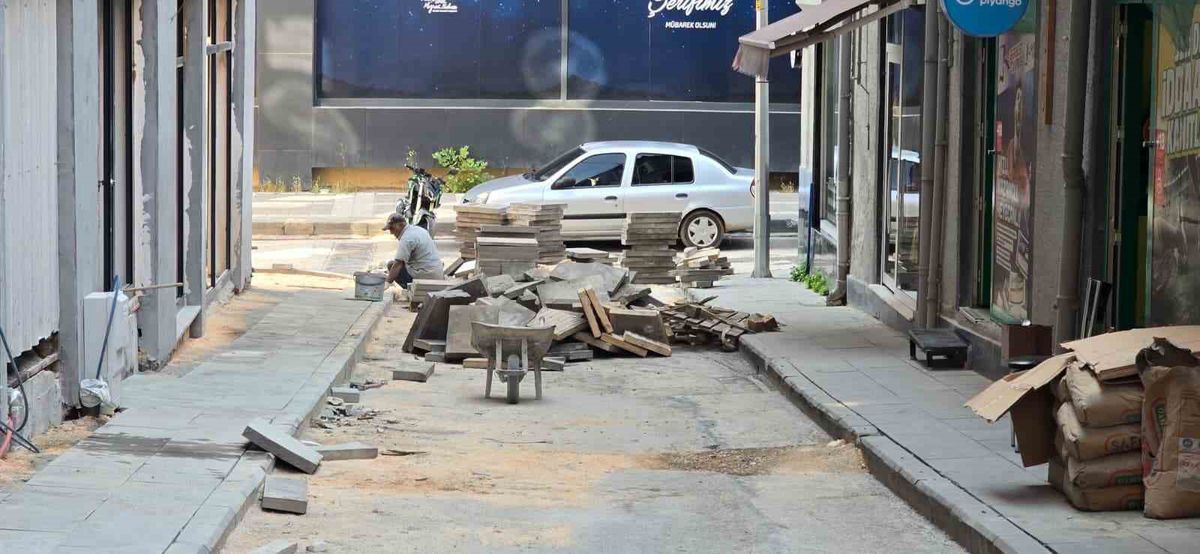Bilecik’te 1 haftadır bitmeyen kaldırım yapımı esnafı çileden çıkardı