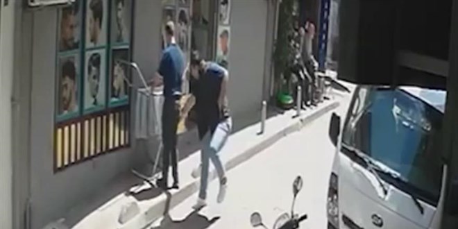 Tıraşı beğenmedi berberi bıçakladı