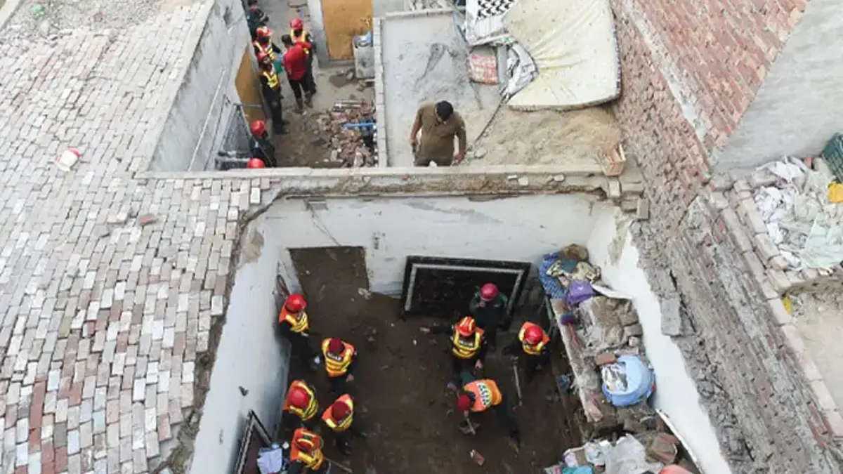 Etüt merkezinin çatısı çöktü! 14 öğrenci hayatını kaybetti