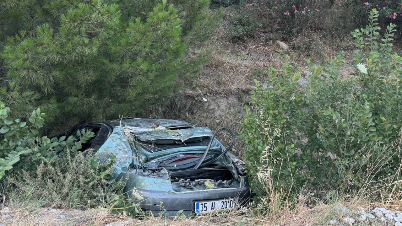 Aydın'da korkutan kaza: Otomobil şarampole devrildi