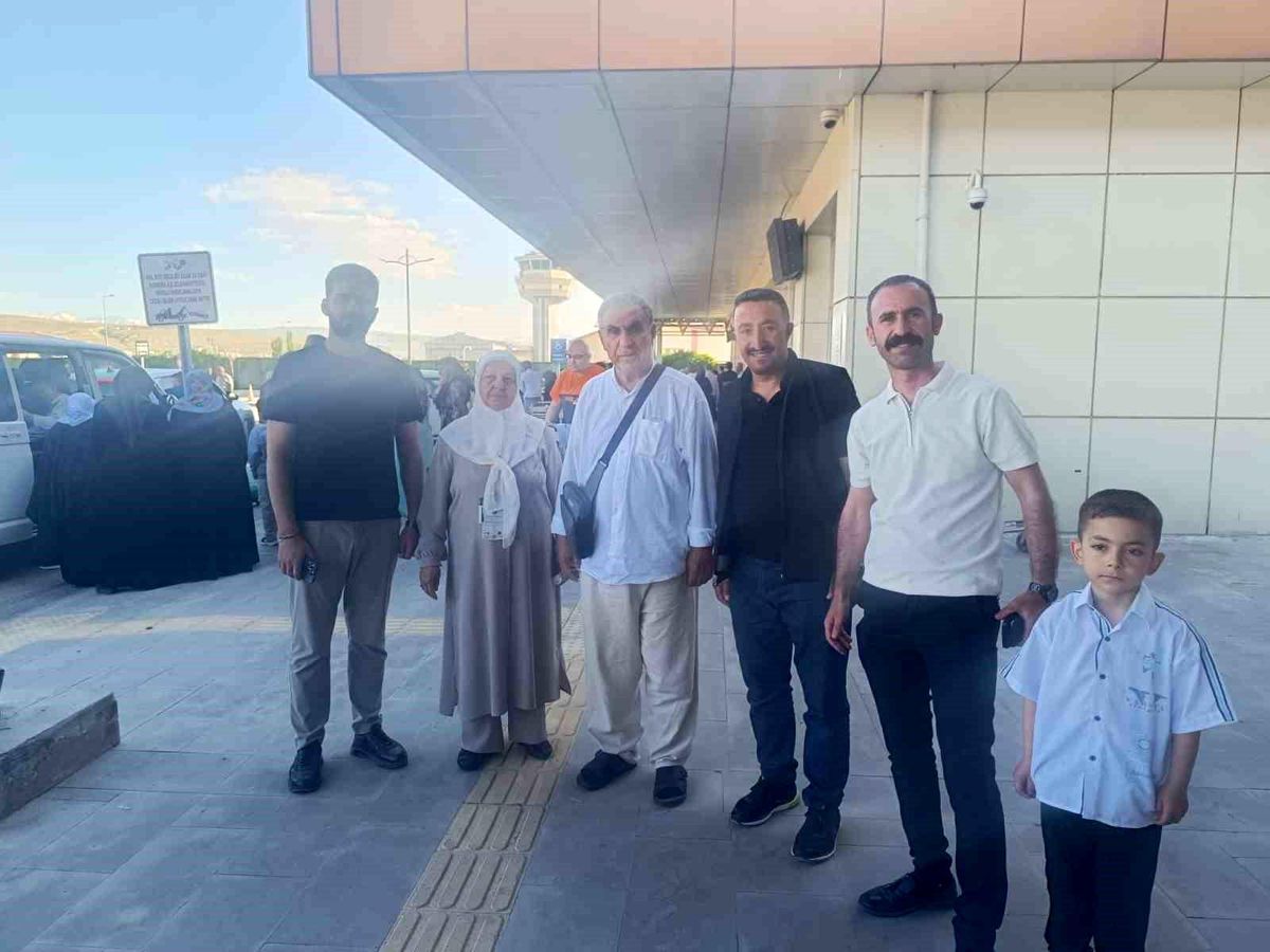 Van'dan kutsal topraklara uzanan yolculuk sona erdi: İlk hac kafilesi dualarla karşılandı