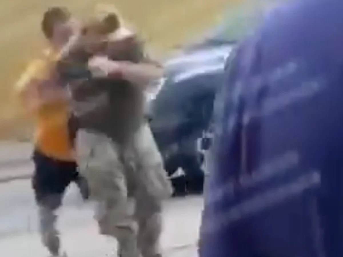 Ukrayna'da bir genç, babasını zorla askere almak isteyenleri döverek babasını kurtardı
