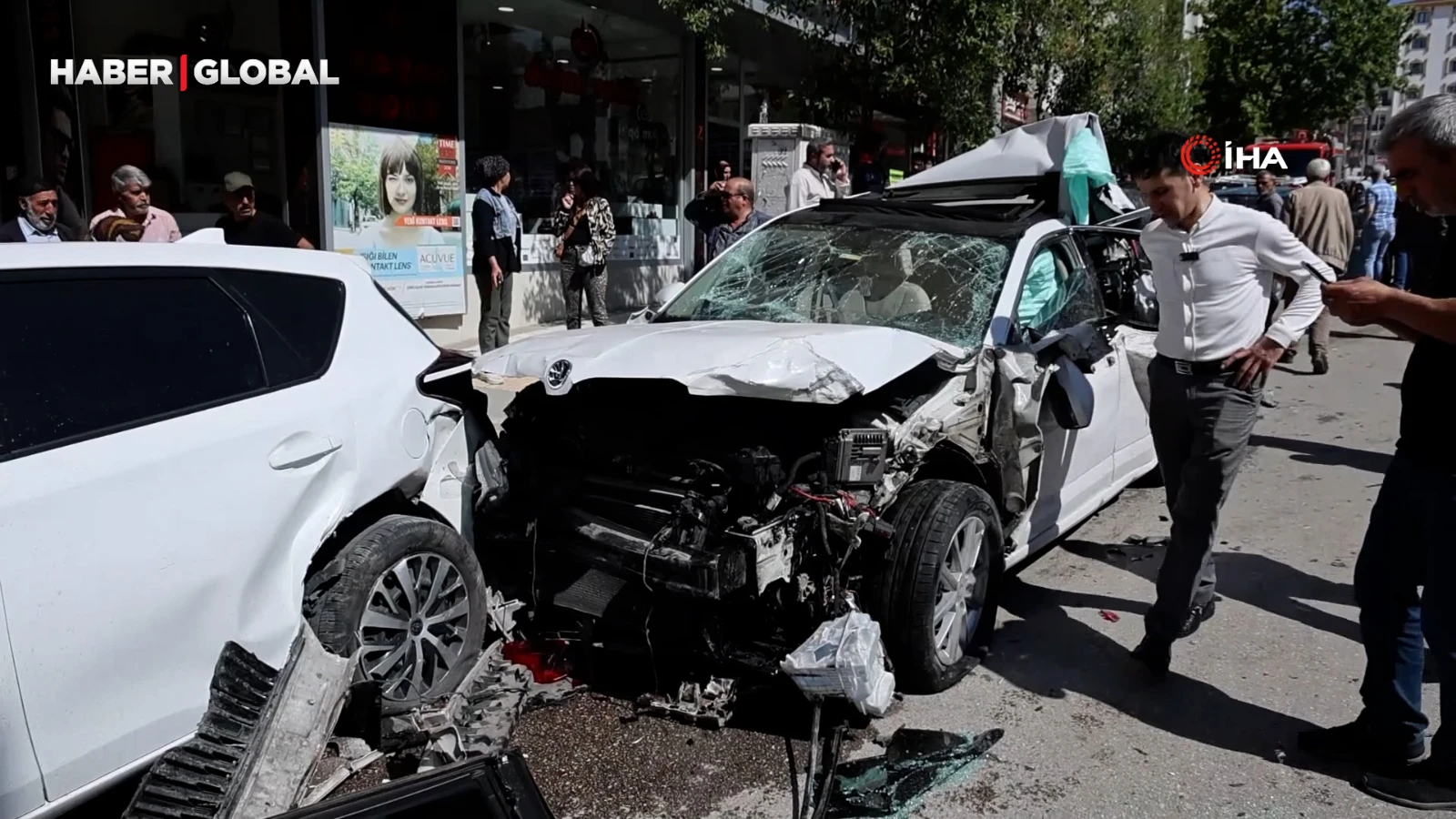 Freni patlayan kamyon, caddeyi böyle savaş alanına çevirdi: 10 araç zarar gördü, 5 yaralı