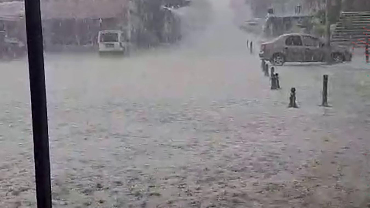 Kars'ta sağanak ve dolu sele neden oldu