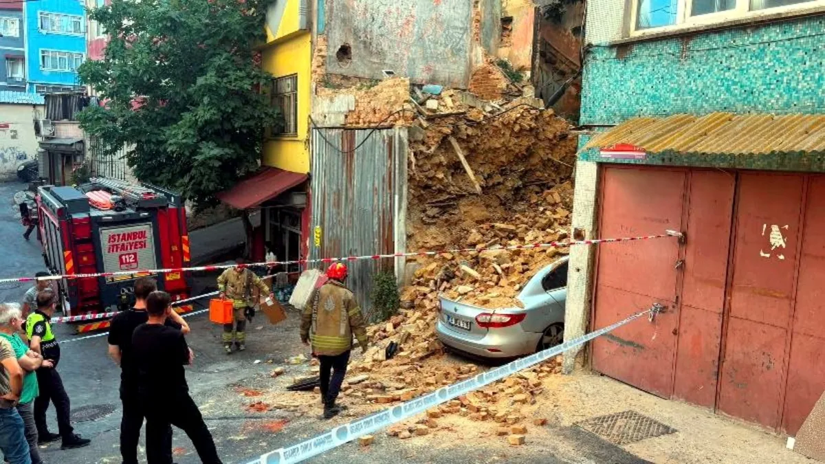 Beyoğlu'nda 2 katlı metruk bina çöktü
