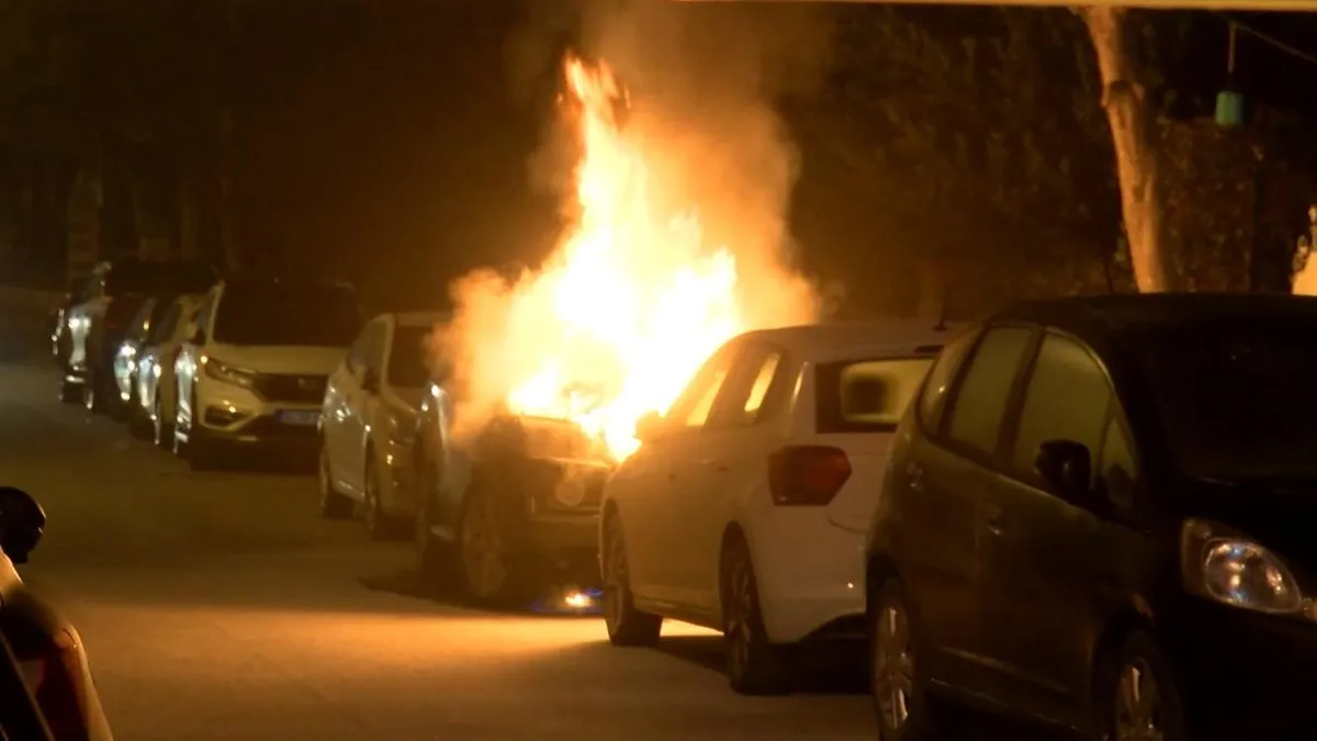 Üsküdar'da seyir halindeki otomobilde çıkan yangın söndürüldü