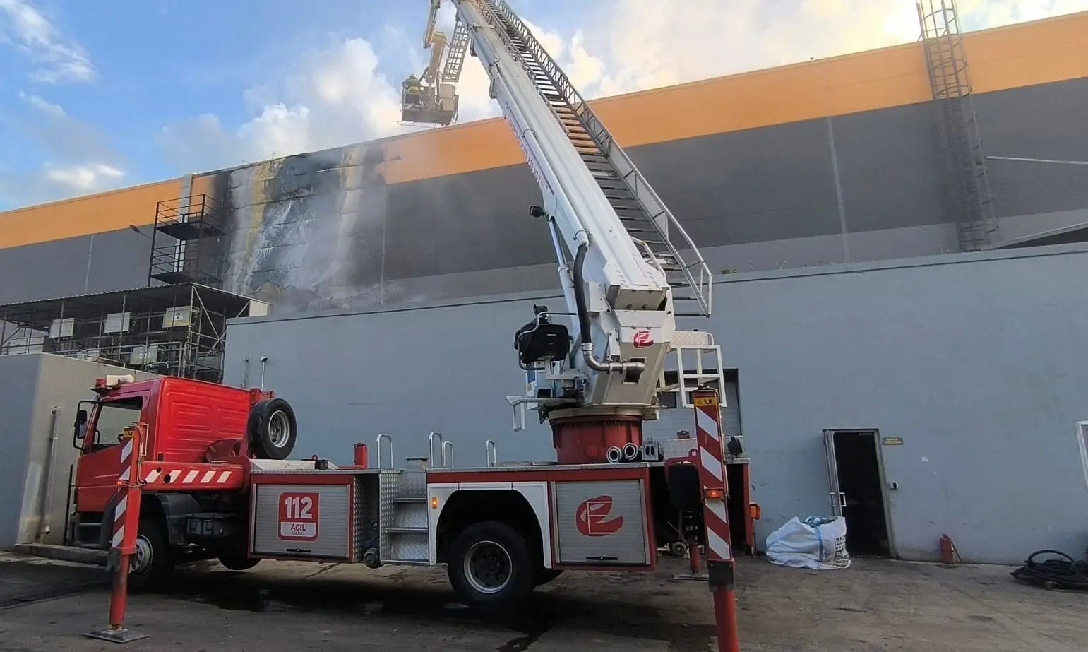 Eskişehir OSB'de yangın... Yalıtım fabrikası alevlere teslim oldu