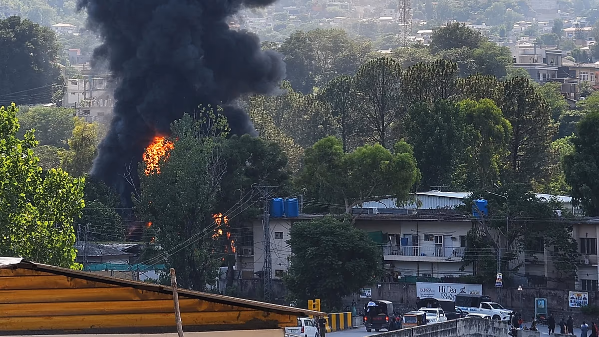 Pakistan ordusuna ait helikopter Keşmir'de düştü: Kurtulan olmadı
