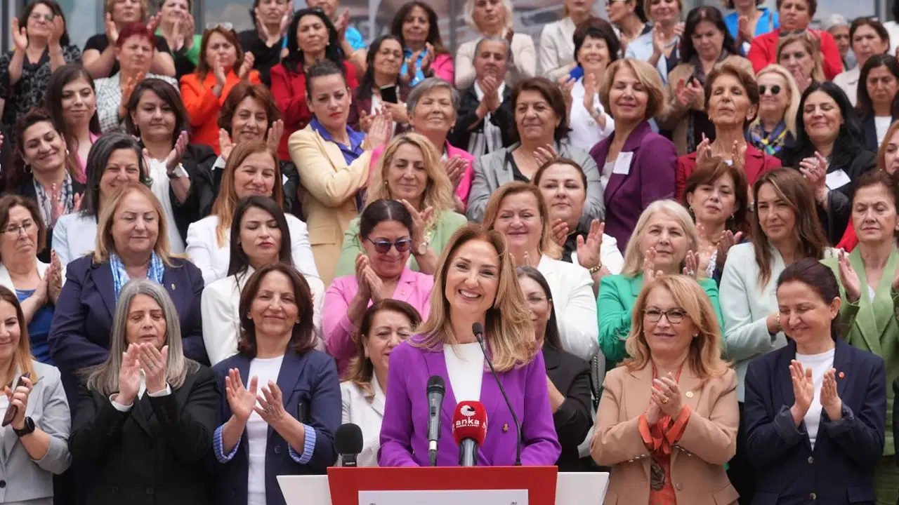 CHP'nin eski il kadın kolları başkanlarından Özgür Özel'e destek