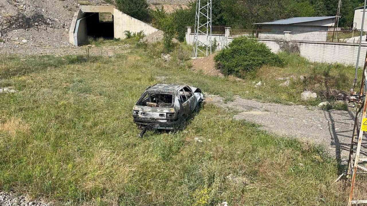 Kastamonu'da feci kaza! Kamyonetle çarpışan otomobil alevlere teslim oldu