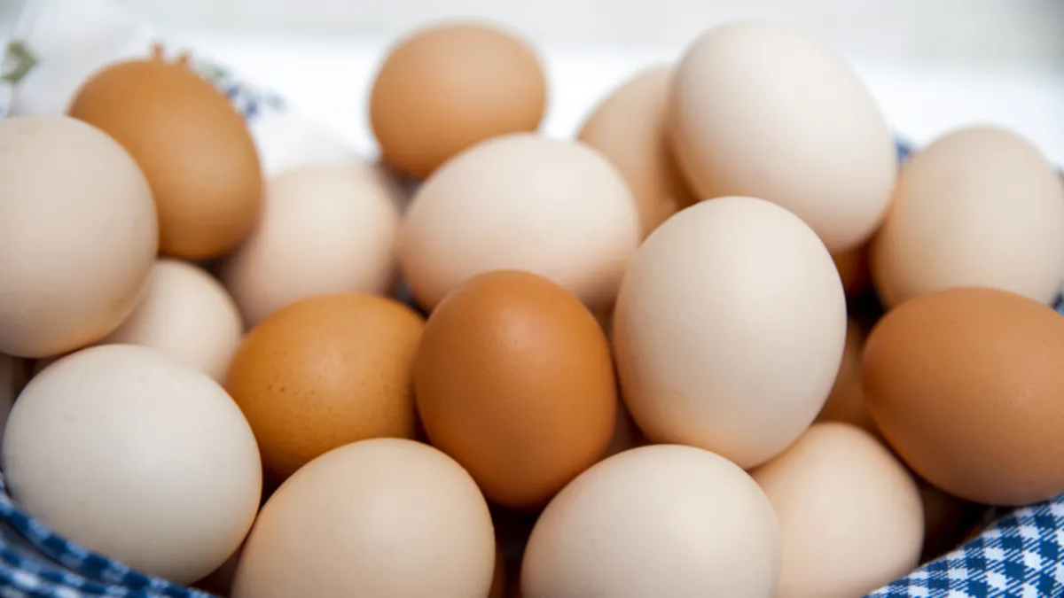Hangisi daha sağlıklı? Kesin cevap geldi: Kahverengi ve beyaz yumurta arasındaki şoke eden gerçek