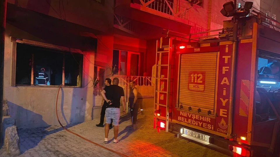 Nevşehir'de kardeş kavgası: Ağabeyini bıçakla kovaladıktan sonra üç katlı binayı yaktı | Asayiş Haberleri